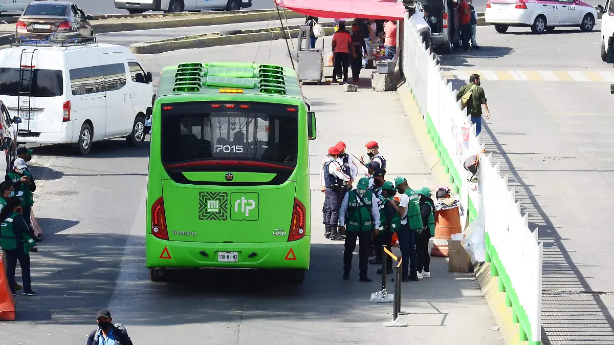 SUBE PASAJE CAMION SAN LAZARO(foto federico xolocotzi) (1)